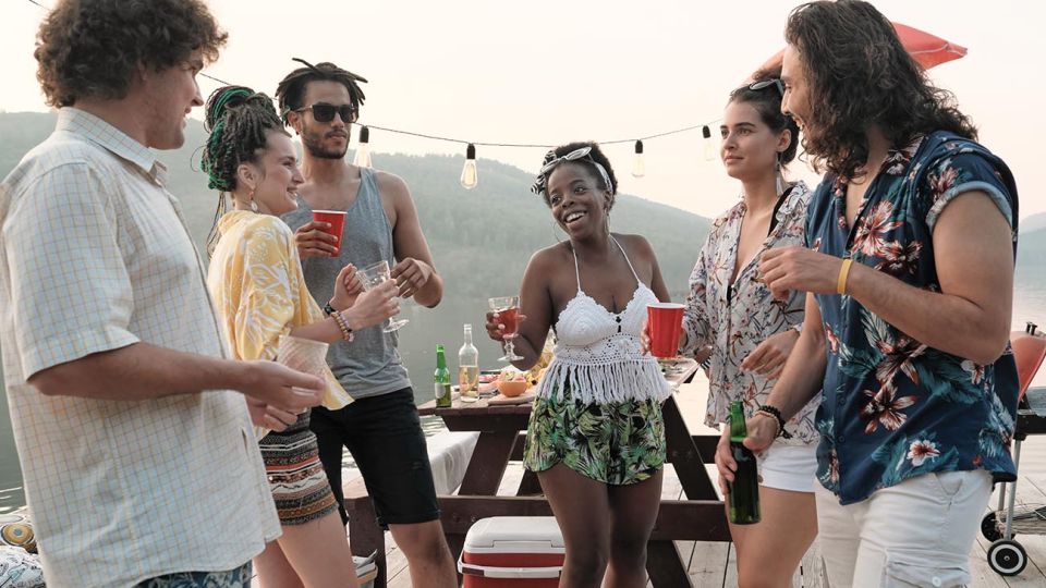 jovenes consumiendo alcohol en la playa