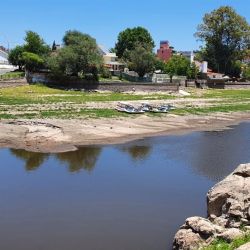 Según las autoridades, el caudal del lago se reduce unos 4,5 centímetros por día.