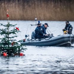 Los agentes de policía usan un sonar para buscar a un piragüista que volcó mientras su pasajero intentaba anclar un árbol de Navidad flotando en un pontón a una boya en el cuerpo de agua y ha estado desaparecido desde entonces. El pasajero había podido nadar hasta la orilla. | Foto:Markus Scholz / DPA
