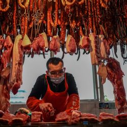 Esta foto muestra a un vendedor de carne en un mercado en Chengdu, la capital de la provincia china de Sichuan. | Foto:Noel Celis / AFP