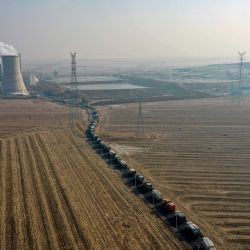 Esta foto muestra camiones de basura alineados frente a una planta de energía de incineración de desechos en Shenyang, en la provincia de Liaoning, en el noreste de China. | Foto:STR / AFP