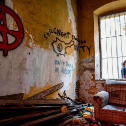 Esta fotografía muestra una vista interior de un edificio abandonado adyacente a otro que se derrumbó un año antes y cuyo espacio se usa actualmente como estacionamiento, en la ciudad vieja de la capital de Chipre, Nicosia. | Foto:Amir Makar / AFP