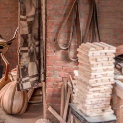Un hombre trabaja en un Arabian Oud en un taller perteneciente a Khaled Azzouz, un veterano oud- fabricante en el distrito de al-Marg en las afueras de la capital egipcia, El Cairo. | Foto:Khaled Desouki / AFP