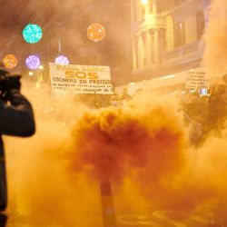 España, Barcelona: un fotógrafo toma una foto durante la protesta de los trabajadores de la industria hotelera contra las restricciones impuestas por la Generalitat de Cataluña para contener la pandemia del coronavirus (Covid-19). | Foto:Miguel Lopez Mallch / DAX vía ZUMA Wire / DPA
