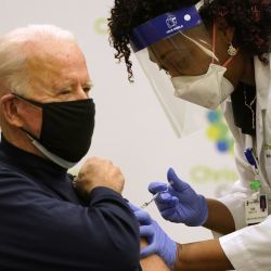 El presidente electo Joe Biden recibe la vacuna COVID-19 de la enfermera practicante Tabe Masa en el ChristianaCare Christiana Hospital en Newark, Delaware. | Foto:Joshua Roberts / Getty Images / AFP