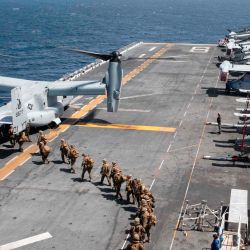 Los marines cargan en un V-22 Osprey en la cubierta de vuelo del USS Makin Island (LHD8) mientras realizan operaciones marítimas frente a la costa de Somalia en apoyo de la Operación Octave Quartz (OOQ). | Foto: Michael J. Lieberknecht / US NAVY / AFP