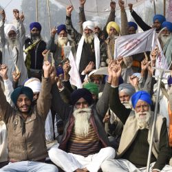 Los agricultores sostienen sus herramientas agrícolas mientras gritan consignas mientras protestan contra las recientes reformas agrícolas del gobierno central, con motivo del  | Foto:Narinder Nanu / AFP