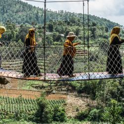 Indonesia, Sumedang: la gente camina sobre un puente colgante en el Parque de Turismo Natural Puspa. | Foto:Algi Febri Sugita / SOPA Imágenes vía ZUMA Wire / DPA