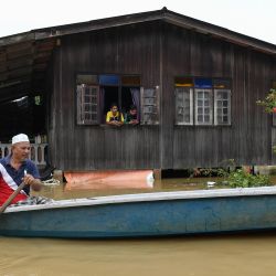 Malasia, Kemaman: un hombre usa una canoa para regresar a casa en medio de las inundaciones que azotaron la zona tras las continuas lluvias. | Foto:Mohd Khairul Fikiri Osman / BERNAMA / DPA