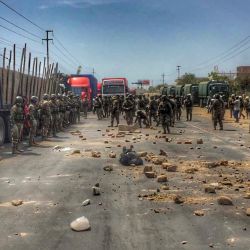 Imagen que muestra a soldados abriendo paso en la carretera Panamericana en la provincia de Viru, norte de Perú. - Cientos de trabajadores rurales mantenían bloqueados el Carretera Panamericana para exigir una nueva ley laboral agrícola que les permitiera tener mayores ingresos, ya que el parlamento engendró presiones en busca de un acuerdo. | Foto:Comando Conjunto de las Fuerzas Armadas del Perú (CCFFAA) / AFP