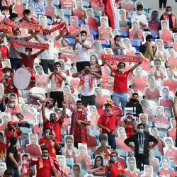 Qatar, Doha: Los fanáticos de Persépolis se sientan en las gradas durante el partido de fútbol final de la Liga de Campeones de la AFC entre Persepolis FC y Ulsan Hyundai FC en el Estadio Al Janoub. | Foto:Atpimages / ATPImages vía ZUMA Wire / DPA