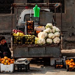 Un vendedor ambulante exhibe verduras y frutas a la venta en la ciudad de Raqa, en el norte de Siria, la antigua capital siria del grupo Estado Islámico (EI). | Foto:Delil Souleiman / AFP