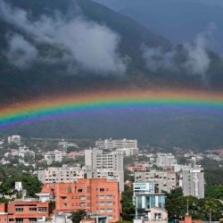Se ve un arcoíris mientras llueve sobre el barrio Chacao con el icónico cerro El Ávila de fondo, en Caracas. | Foto:Yuri Cortez / AFP