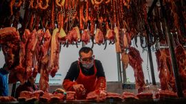 Esta foto muestra a un vendedor de carne en un mercado en Chengdu, la capital de la provincia china de Sichuan.