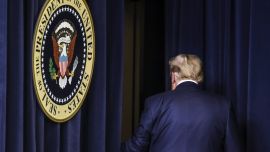 Trump de salida, cierra su presidencia negando la realidad.