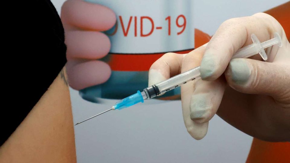 El país ya comenzó a vacunar y confían que también proteja contra la mutación.