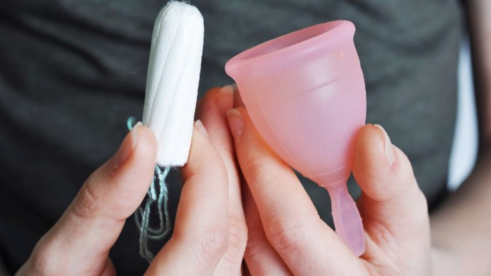 Copita vs. tampón. Cada vez se toma más consciencia de utilizar métodos de gestión menstrual más amigables con el planeta.