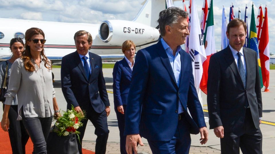 Luis Kreckler, detrás de Macri, al lado de Awada, cuando era embajador en Alemania (Archivo NA)