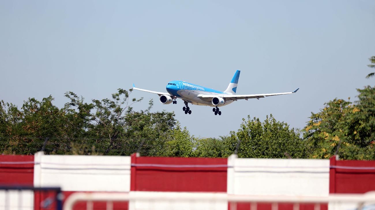 Buenos Aires: El vuelo de Aerolíneas Argentinas que trae las primeras 300 mil dosis de la vacuna Stputnik V, proveniente de Moscú, aterrizó en el aeropuerto de Ezeiza a las 10.25.