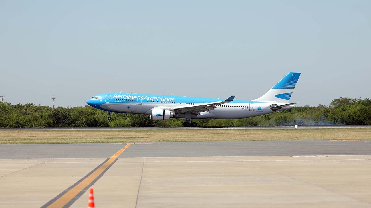 Buenos Aires: El vuelo de Aerolíneas Argentinas que trae las primeras 300 mil dosis de la vacuna Stputnik V, proveniente de Moscú, aterrizó en el aeropuerto de Ezeiza a las 10.25.