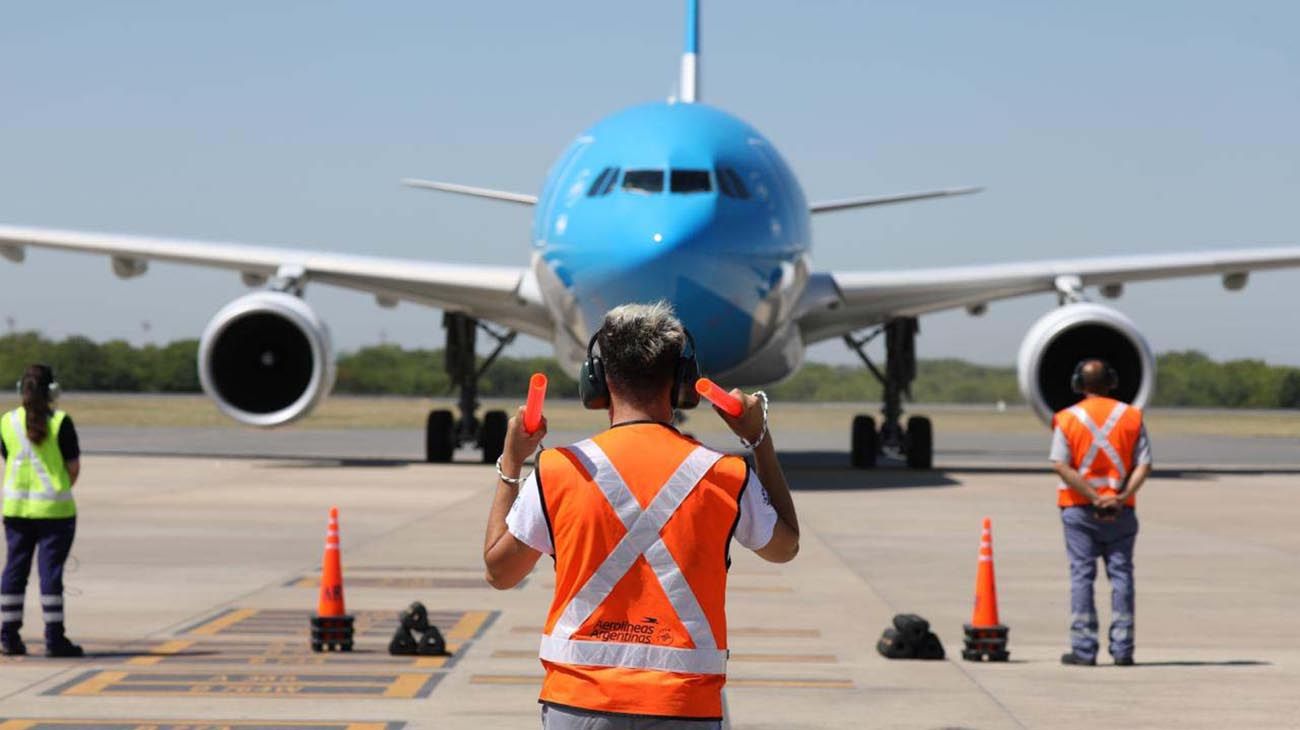 Buenos Aires: El vuelo de Aerolíneas Argentinas que trae las primeras 300 mil dosis de la vacuna Stputnik V, proveniente de Moscú, aterrizó en el aeropuerto de Ezeiza a las 10.25.