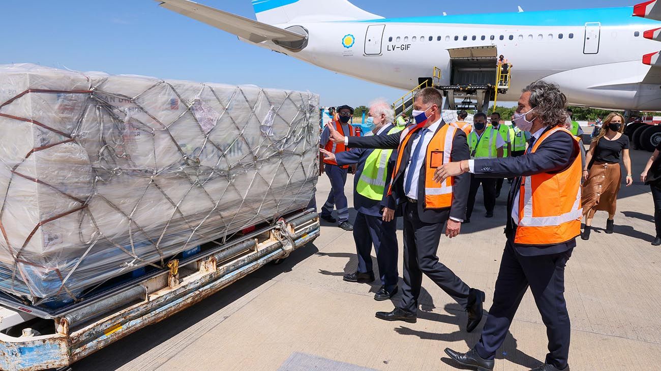 Buenos Aires: El jefe de Gabinete, Santiago Cafiero, y el ministro de Salud, Ginés González García recibieron en Ezeiza a las primeras 300 mil dosis de la vacuna Sputnik V.