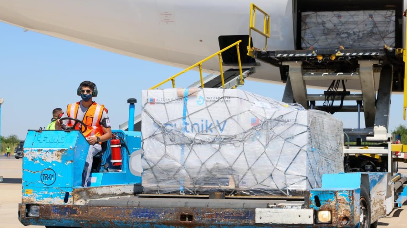 Buenos Aires: Las vacunas Sputnik V son trasladadas hacia los camiones refrigerados a -18°C para luego ser llevadas a un frigorífico de Avellaneda.