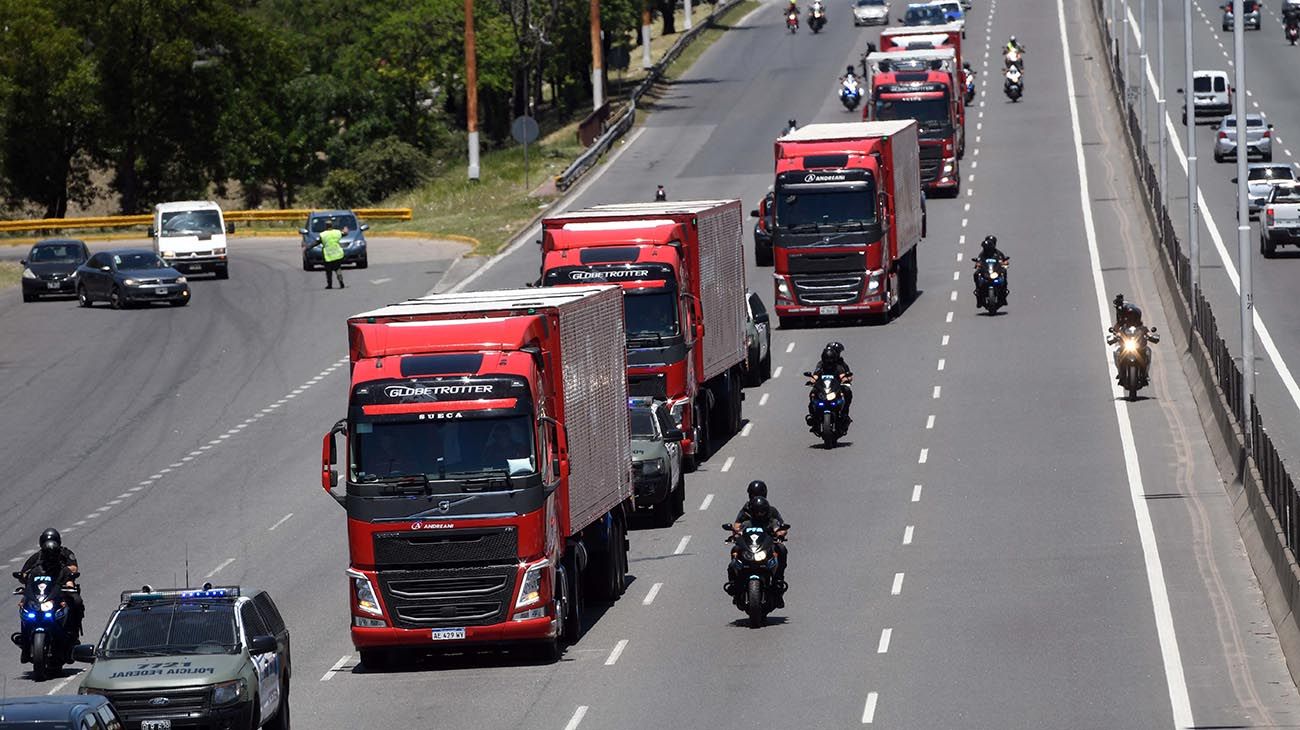 Buenos Aires: Las 300.000 dosis de vacunas Sputnik V son trasladadas en camiones de Andreani hacia un frigorífico de Avellaneda.