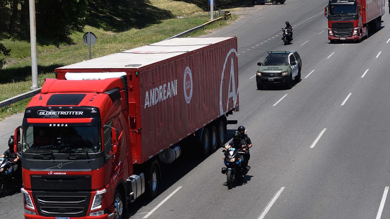 Buenos Aires: Las 300.000 dosis de vacunas Sputnik V son trasladadas en camiones de Andreani hacia un frigorífico de Avellaneda.