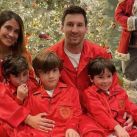 Antonella Roccuzzo y Lionel Messi posaron en composée navideño junto a sus tres hijos