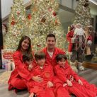 Antonella Roccuzzo y Lionel Messi posaron en composée navideño junto a sus tres hijos