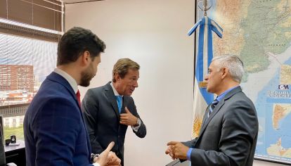 Luis María Kreckler, embajador argentino en China, en una reunión con funcionarios en febrero (Archivo)