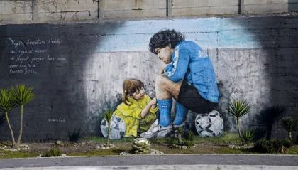 Mural en Nápoles en homenaje a Maradona