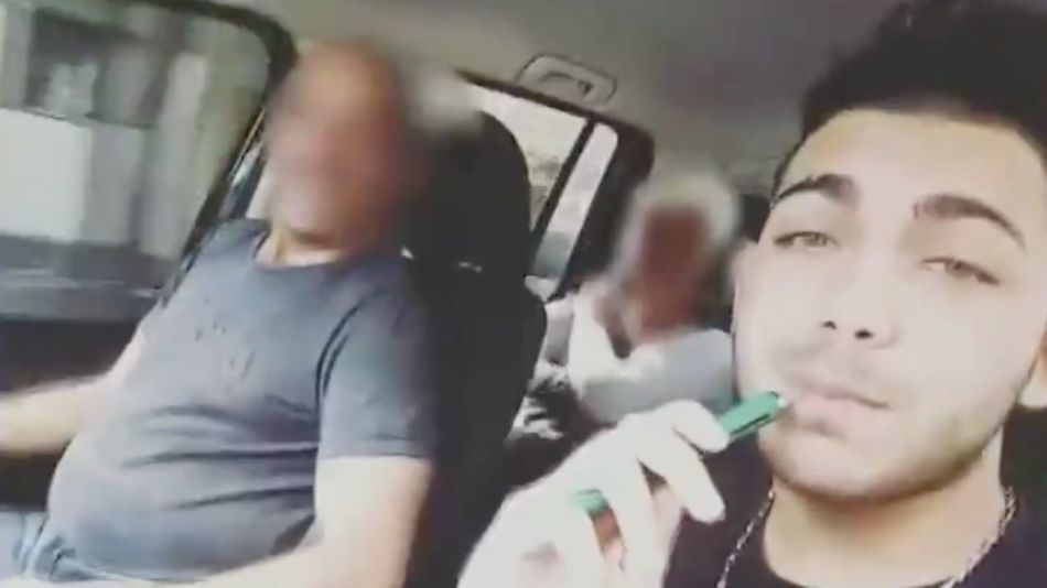 En uno de los videos se lo puede ver a Papadopulos fumando.