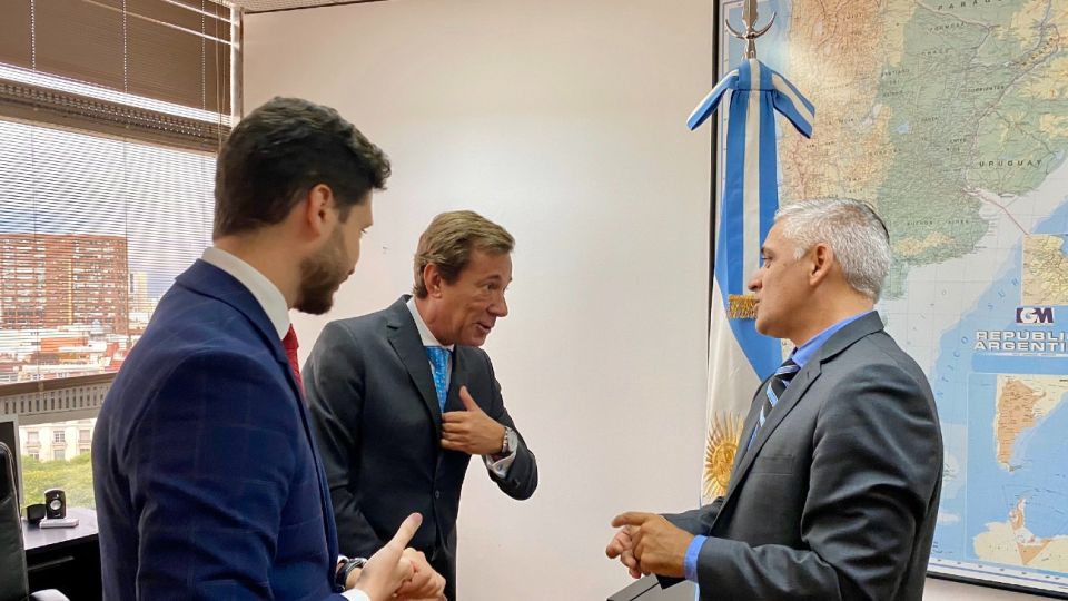 Luis María Kreckler, embajador argentino en China, en una reunión con funcionarios en febrero (Archivo)