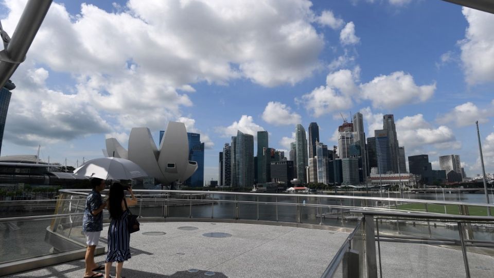 Singapur, que logró controlar la propagación del virus con una rigurosa política de test y rastreo de casos, registra 58.000 contagios y 29 fallecidos por covid-19.