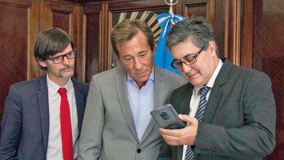 Carrera. Kreckler (centro) es un diplomático de peso con buena llegada con todos los gobiernos. A su izquierda, Vaca Narvaja, quien suena para tomar su lugar en la embajada.