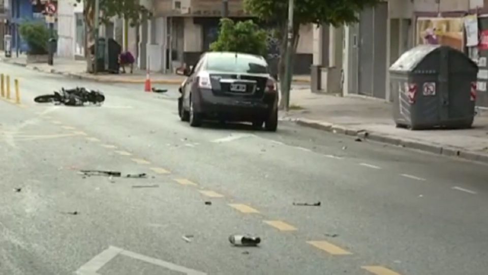 Una mujer joven murió hoy cuando la moto en la que viajaba con amigas fue impactada por un automóvil por causas que se investigan en el barrio porteño de La Paternal, informaron fuentes policiales.