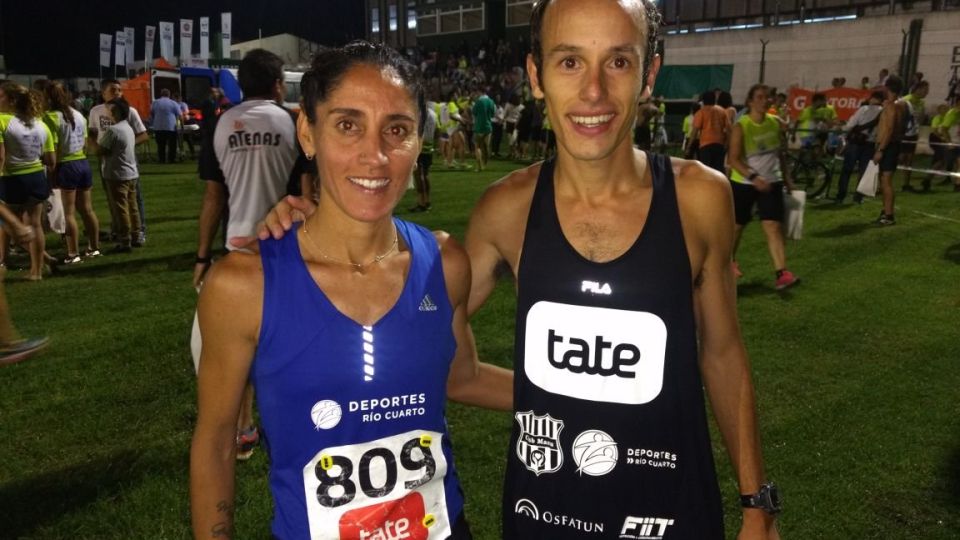 Campeones. Rosa Godoy y Brian Burgos son los atletas profesionales que participarán de la carrera junto a los trabajadores esenciales.