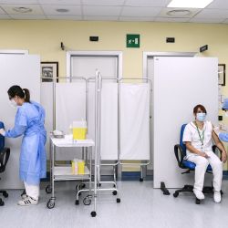 Las enfermeras del Hospital Cremona, reciben la vacuna Pfizer-BioNTech Covid-19 en Cremona, Lombardía, cuando Italia comienza la vacunación Covid-19 (nuevo coronavirus). | Foto:Piero Cruciatti / POOL / AFP