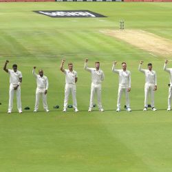 Los jugadores de cricket sudafricanos levantan los puños en el aire en solidaridad con el movimiento Black Lives Matter (BLM) durante el primer día del primer partido de cricket de prueba entre Sudáfrica y Sri Lanka en SuperSport Park en Centurion. | Foto:Christiaan Kotze / AFP