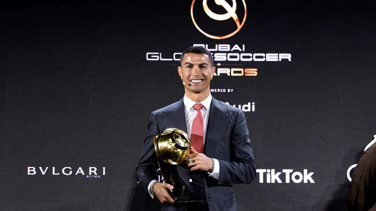 442 | Cristiano Ronaldo recibió el premio al mejor futbolista del siglo