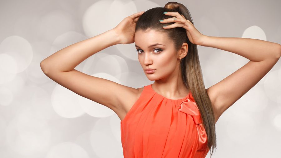 Bien altas y tirantes, las coletas son un comodín ganador. Transmiten glamour y sofisticación, y sientan muy bien a los rostros alargados.