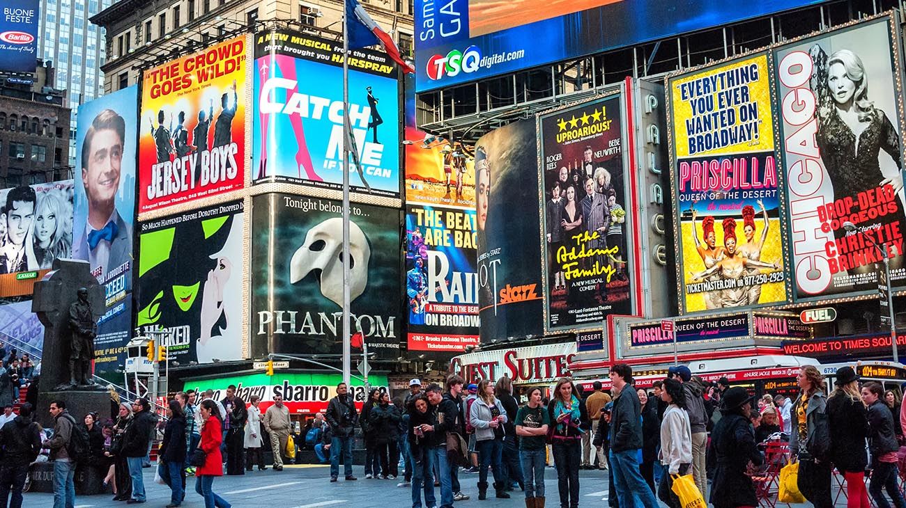 Torre Eiffell,Monte Rushmore, Times Square ,el " Monstruo" del Lago Ness en Escocia,Balcón de Julieta en Verona, la Corona Imperial ;Rick Café en Casablanca ; el Castillo de Bran en Rumania (es el que se considera el castillo de Drácula)