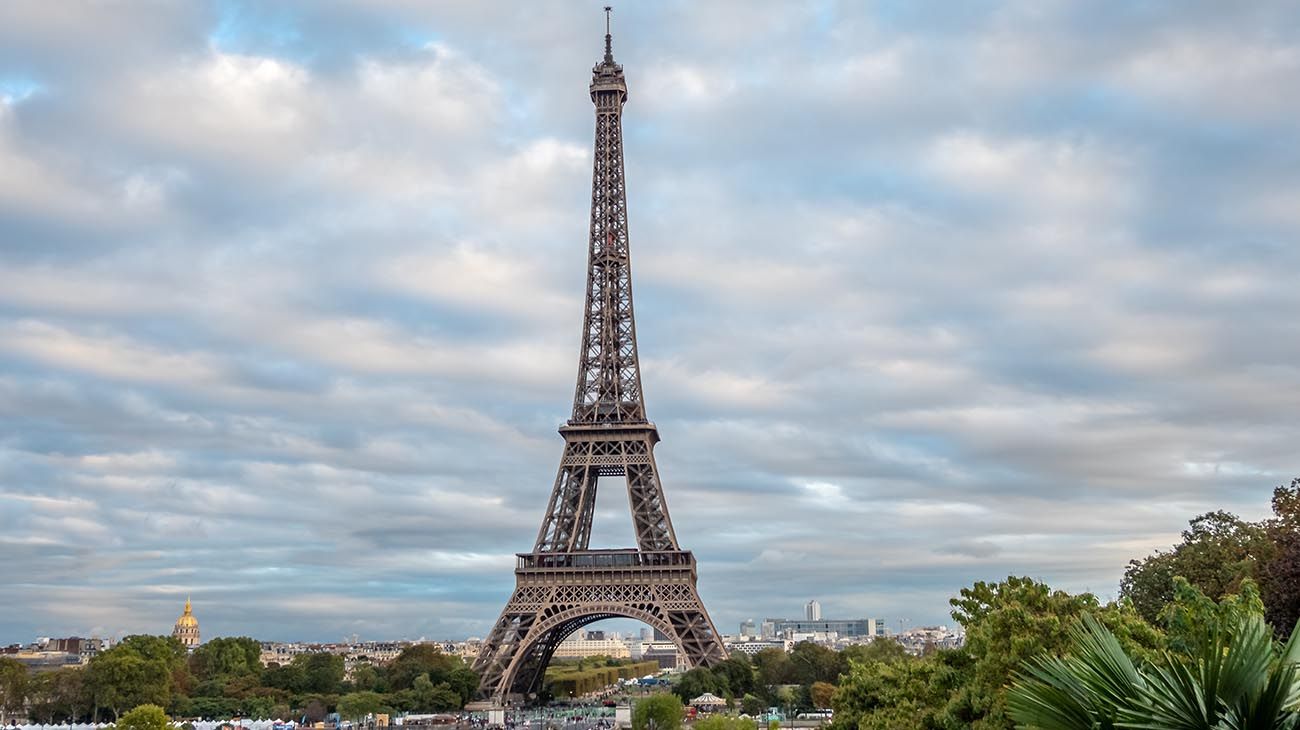 Torre Eiffell,Monte Rushmore, Times Square ,el " Monstruo" del Lago Ness en Escocia,Balcón de Julieta en Verona, la Corona Imperial ;Rick Café en Casablanca ; el Castillo de Bran en Rumania (es el que se considera el castillo de Drácula)