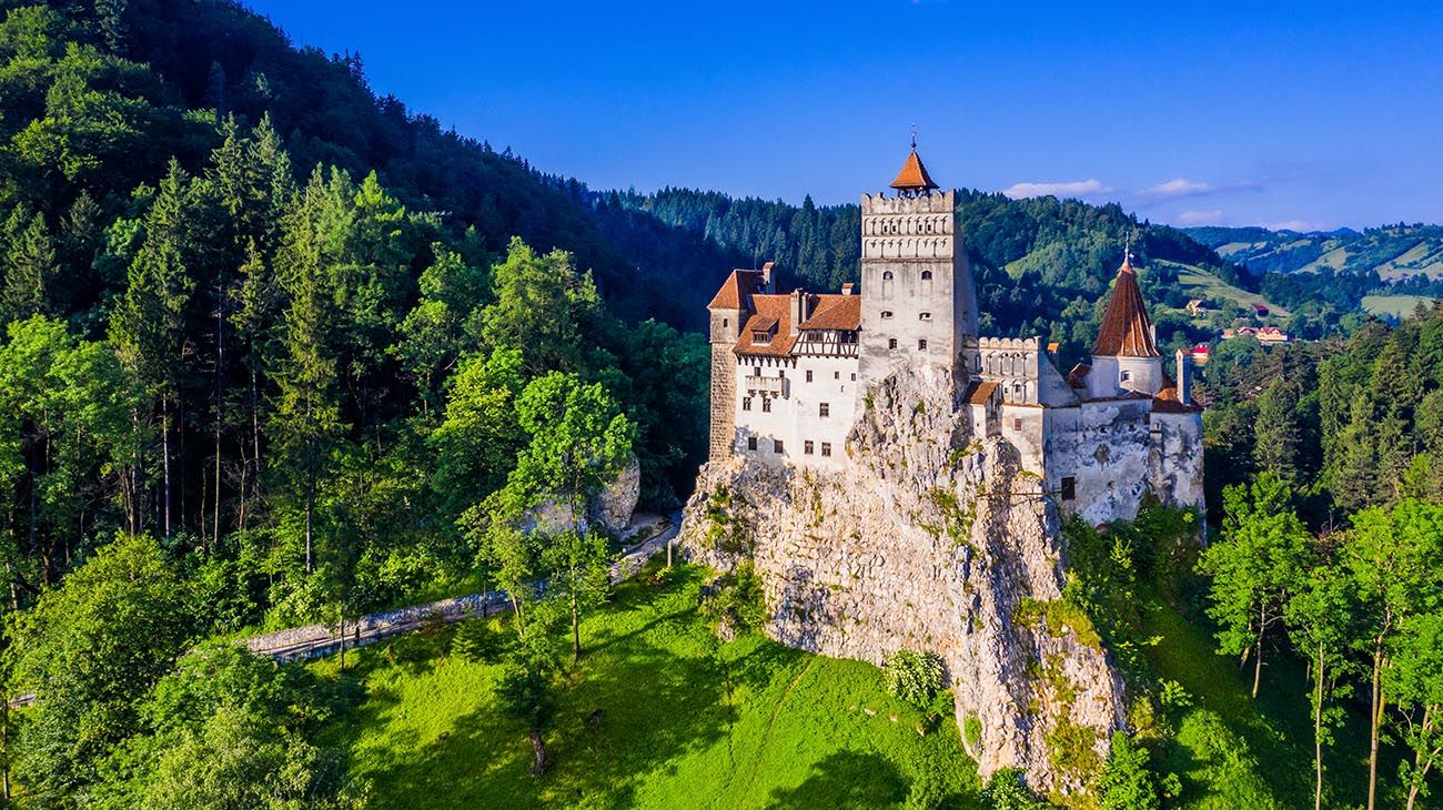 Torre Eiffell,Monte Rushmore, Times Square ,el " Monstruo" del Lago Ness en Escocia,Balcón de Julieta en Verona, la Corona Imperial ;Rick Café en Casablanca ; el Castillo de Bran en Rumania (es el que se considera el castillo de Drácula)