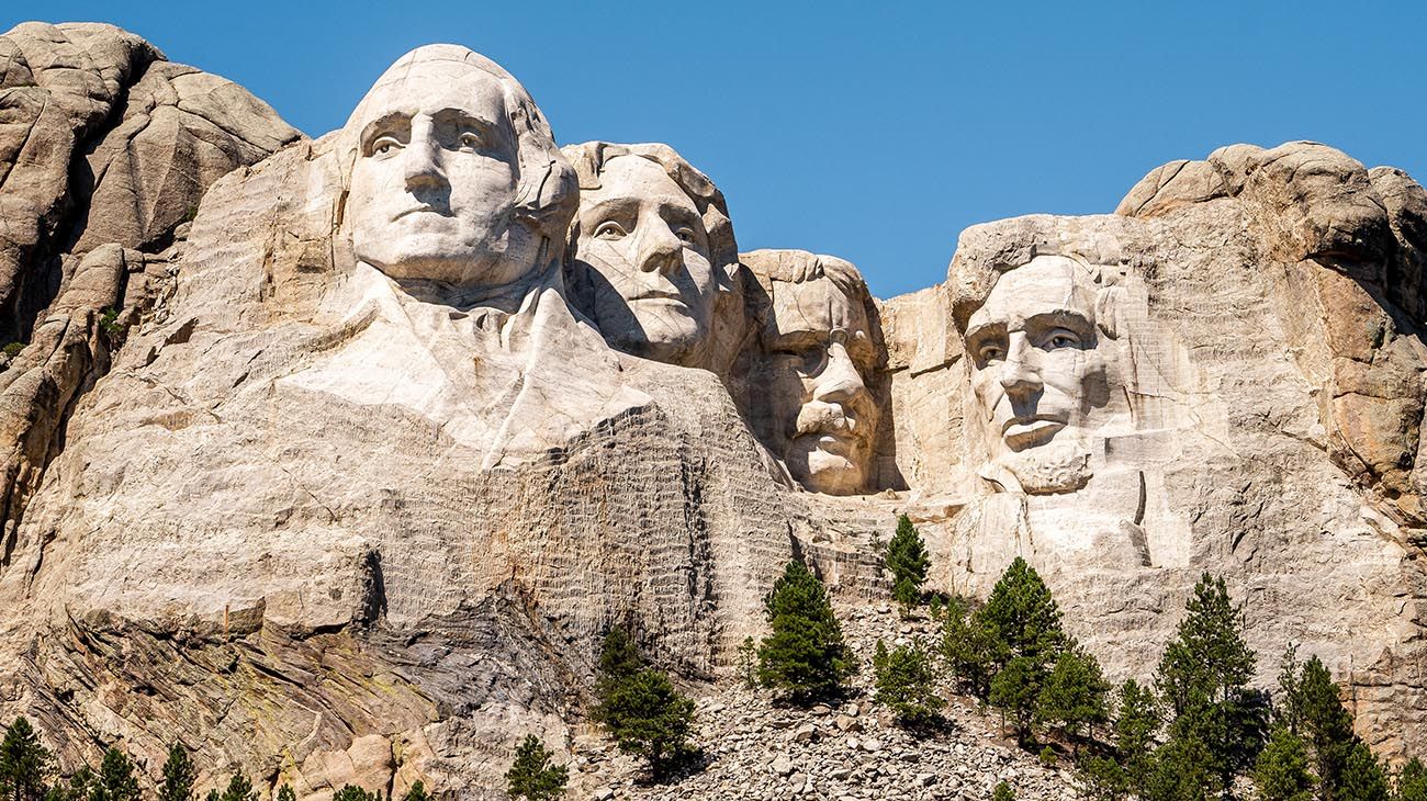 Torre Eiffell,Monte Rushmore, Times Square ,el " Monstruo" del Lago Ness en Escocia,Balcón de Julieta en Verona, la Corona Imperial ;Rick Café en Casablanca ; el Castillo de Bran en Rumania (es el que se considera el castillo de Drácula)