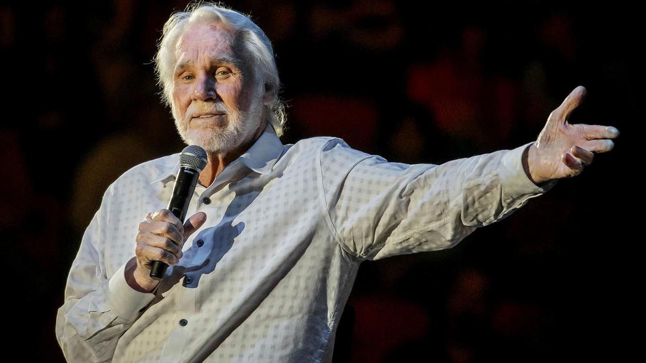 20 de marzo. El cantautor estadounidense, Kenny Rogers, considerado una leyenda de la música country murió a los 81 años.