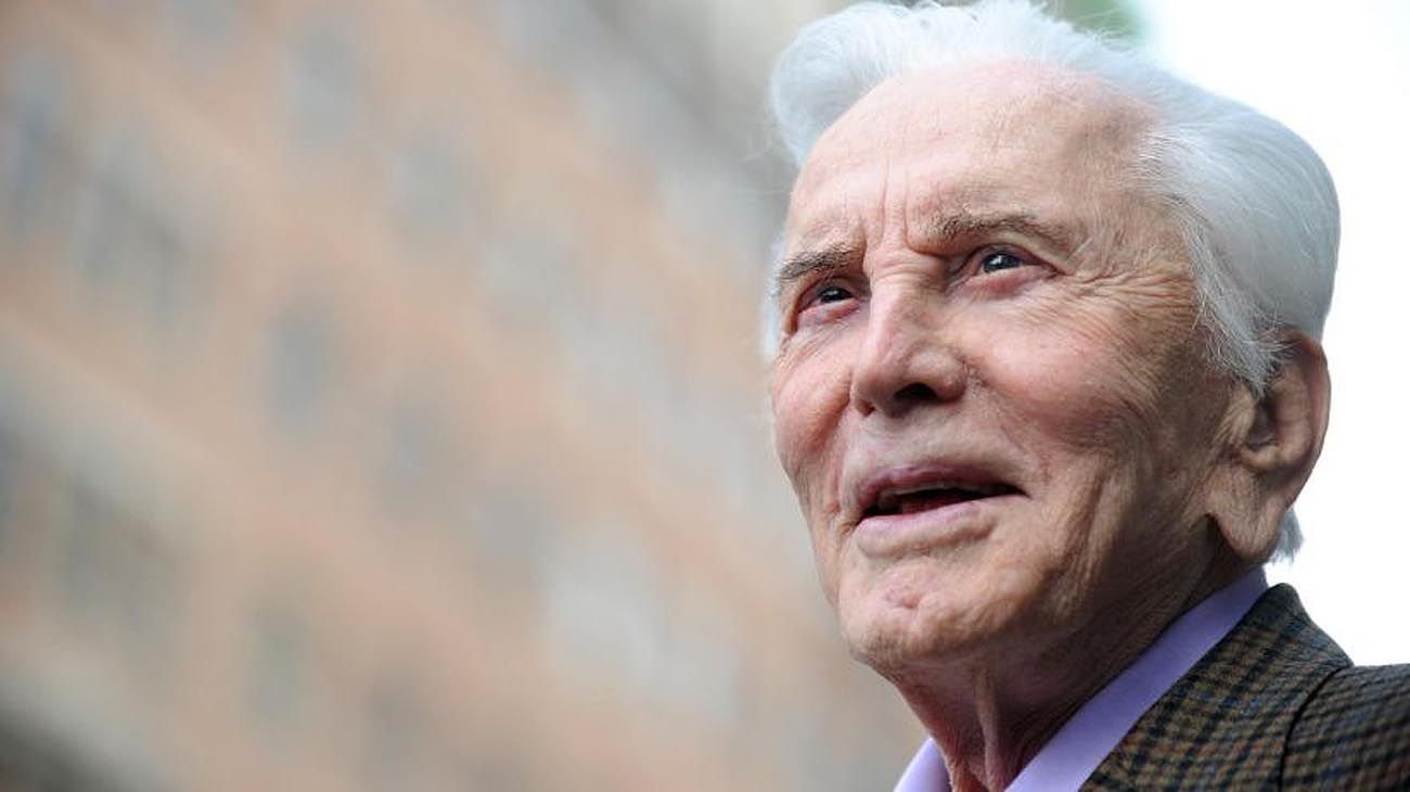 5 de febrero. El actor Kirk Douglas murió a los 103 años. Es recordado por su papel protagonista en Espartaco, película de Stanley Kubrick.