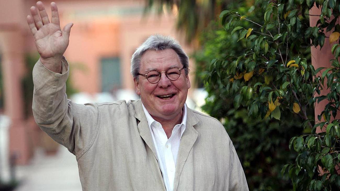 31 de julio. A los 76 años, murió el director de cine británico Alan Parker.